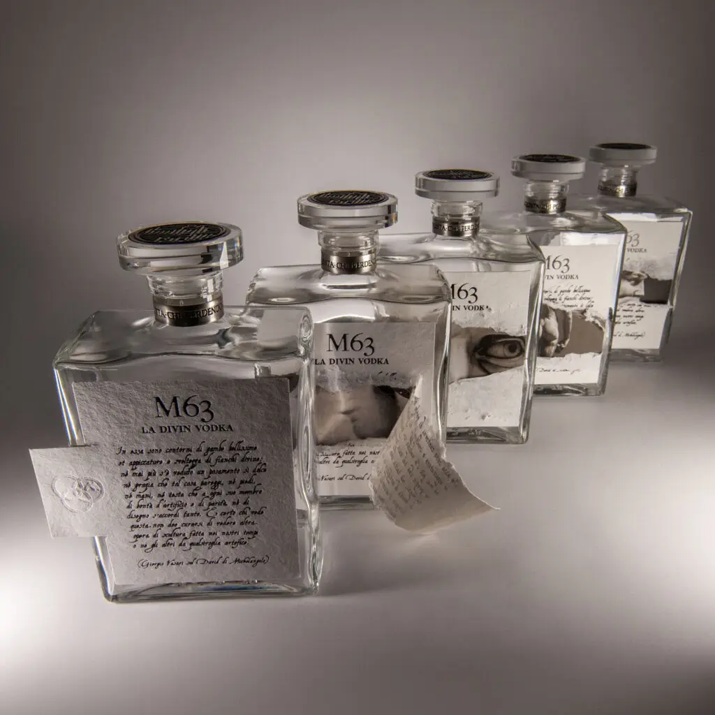 Cinque bottiglie di M63 La Divin Vodka disposte in diagonale, con etichette illustrate e dettagli tipografici in bianco e nero.
