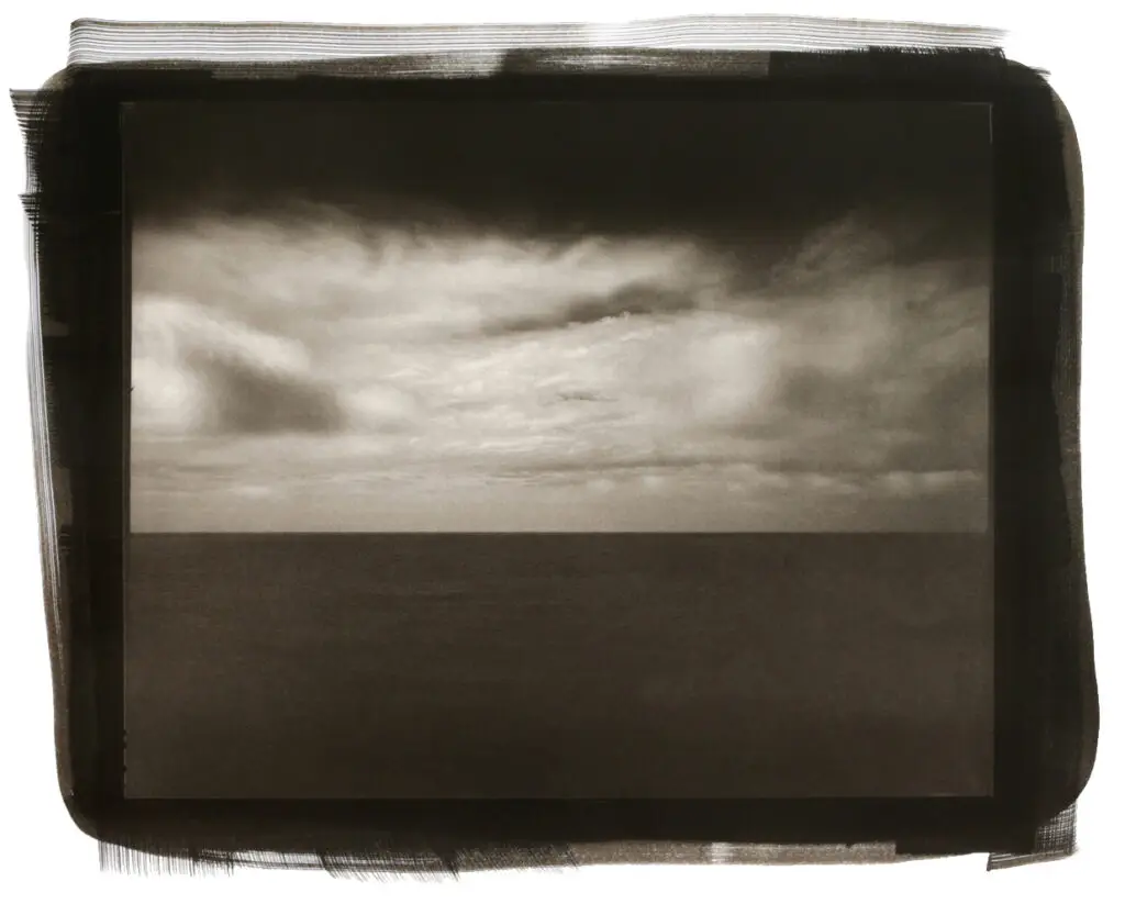 Mare e cielo nuvoloso nella fotografia di Settimio Benedusi, parte del lavoro MY SEA e riprodotta sull’etichetta di Olio AMARE.