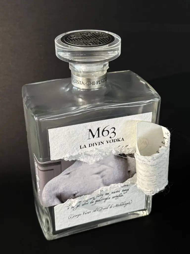 Bottiglia M63 con lo strato esterno dell’etichetta parzialmente strappato e sollevato, che rivela un particolare del torso del David di Michelangelo.
